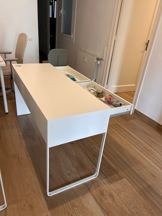 Escritorio IKEA blanco mate con 2 cajones