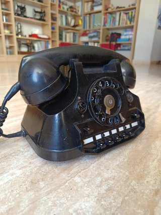 Teléfono antiguo Ericsson negro.