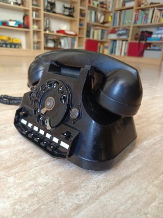 Teléfono antiguo Ericsson negro.