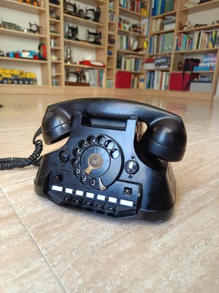 Teléfono antiguo Ericsson negro.