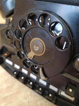 Teléfono antiguo Ericsson negro.