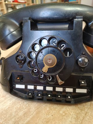 Teléfono antiguo Ericsson negro.