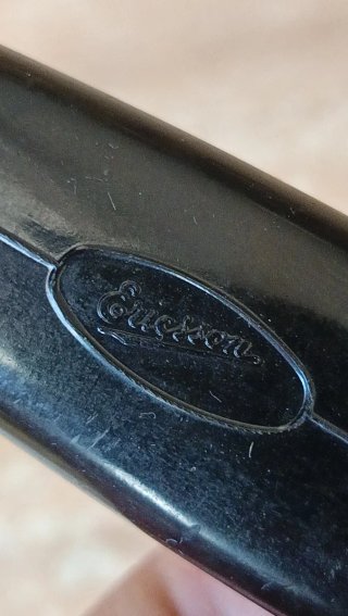 Teléfono antiguo Ericsson negro.