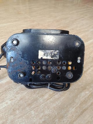 Teléfono antiguo Ericsson negro.