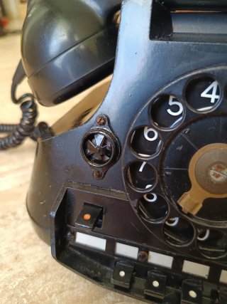 Teléfono antiguo Ericsson negro.