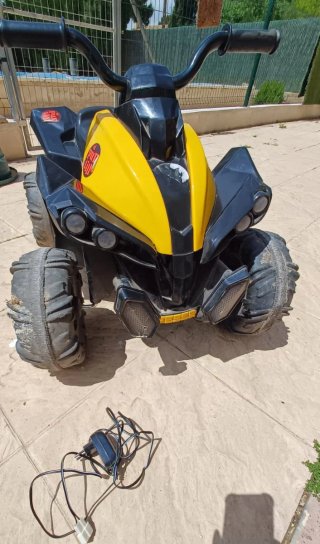 Quad eléctrico infantil amarillo y negro