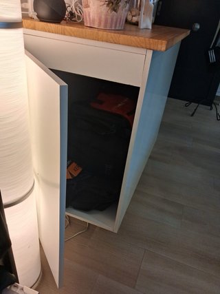 Mueble de almacenaje blanco.