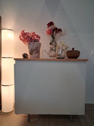 Mueble de almacenaje blanco.