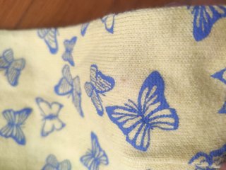 Cardigan giallo con farfalle blu
