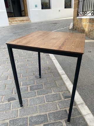 Mesa de madera y metal, patas regulables (24 unds)