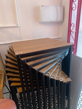 Mesa de madera y metal, patas regulables (24 unds)