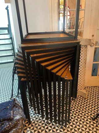 Mesa de madera y metal, patas regulables (24 unds)
