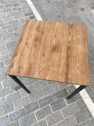 Mesa de madera y metal, patas regulables (24 unds)