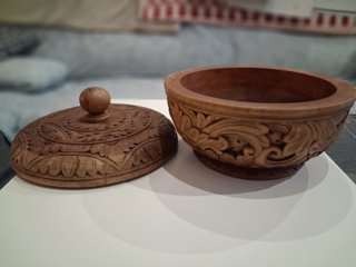 Caja de madera tallada con tapa