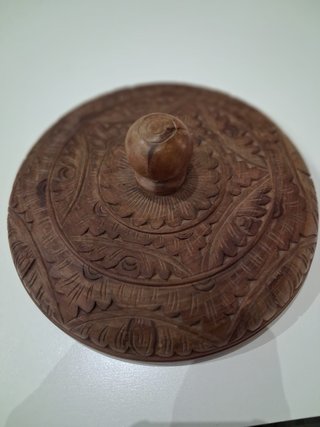 Caja de madera tallada con tapa