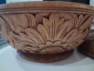 Caja de madera tallada con tapa