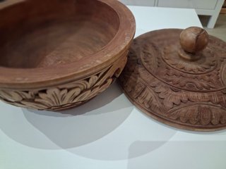 Caja de madera tallada con tapa