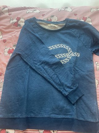 Sudadera azul con nudo marinero