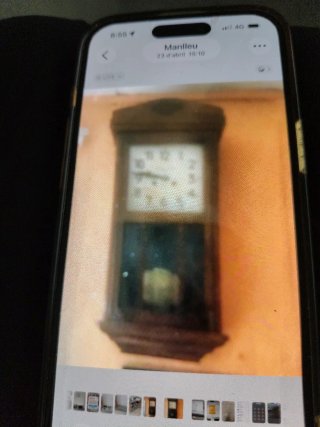 Reloj de pared antiguo de madera