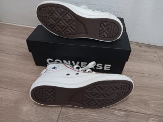 Converse Blancas con Detalles Rojos