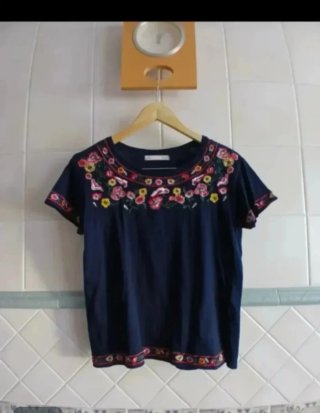 Camiseta azul con bordado floral