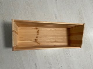 Cajón de madera con ruedas