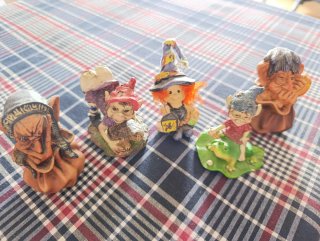 Figuras de duendes y brujas