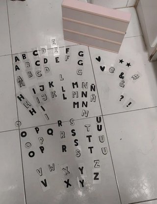 Lámpara de letras rosa y blanca