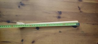 Rascador de madera con forma de mano