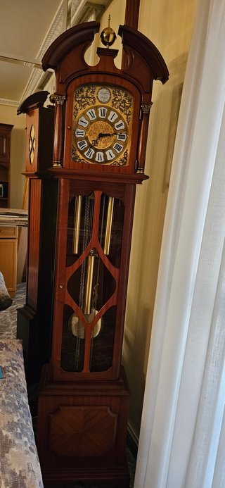 Reloj de pie antiguo de madera