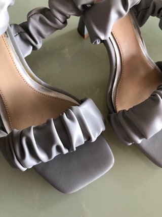 Sandalias Bata lila con lazo