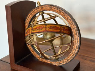 Fermalibri con sfere armillari decorative