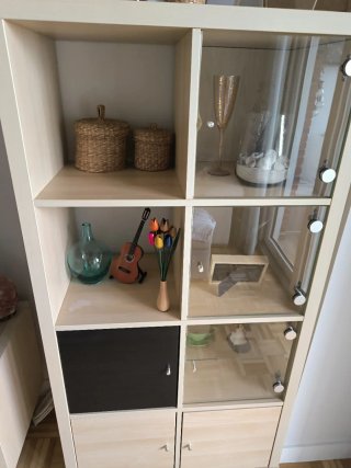 Vitrina de salón de madera y cristal