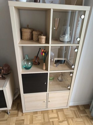 Vitrina de salón de madera y cristal
