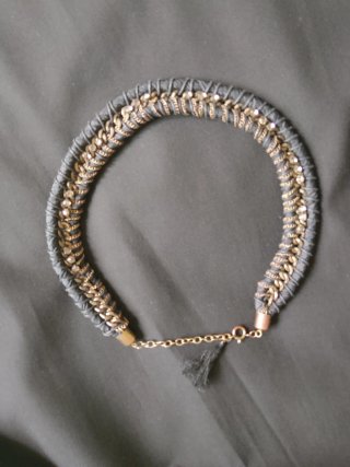 Collar negro y dorado