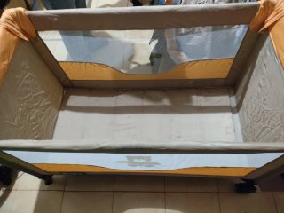 Cuna de viaje portátil.