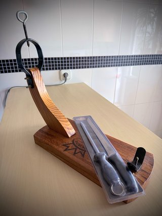 Soporte Jamonero + Cuchillo y Afilador