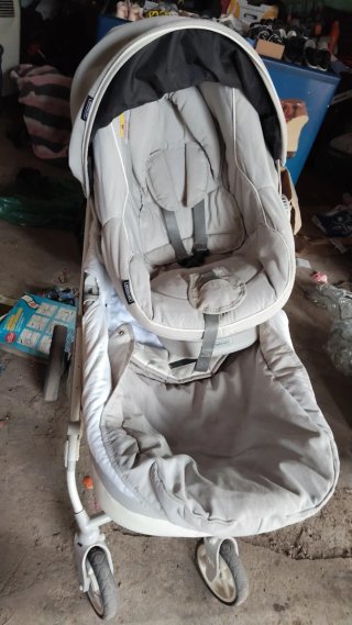 Carro de bebé gris y blanco