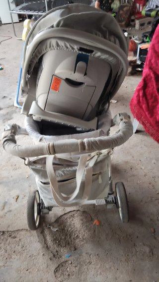Carro de bebé gris y blanco