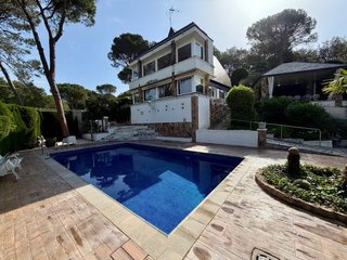 CASA A 4 VENTS AMB PISCINA EN VENDA A VACARISSES