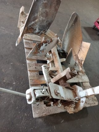 Arado para tractor semi automático