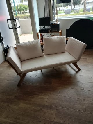 Sofá de terraza beige y madera extensible