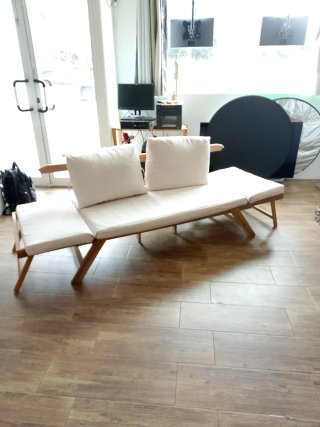 Sofá de terraza beige y madera extensible