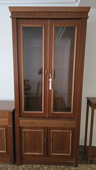 Muebles comedor. Estantería, cómoda, mesa y sillas