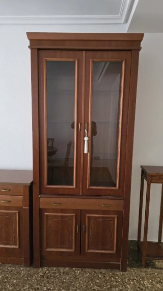 Muebles comedor. Estantería, cómoda, mesa y sillas