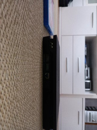 PS4 Slim Nera + 2 Giochi