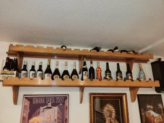 Vinoteca de madera vintage  y 5  baldas botelleras