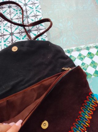 Bolso marrón con flecos y pompones