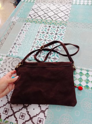 Bolso marrón con flecos y pompones
