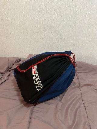 Casco de moto trail gris y rojo